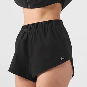 ALO Yoga Playmaker Dolphin Shorts - black size small
